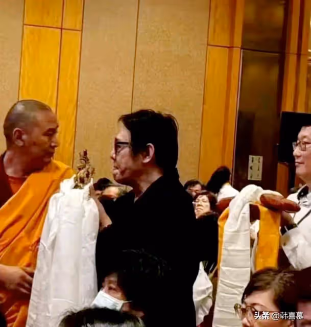 61歲李連杰現身新加坡法會,面相怪異臉色發黑,多年修行未有正果
