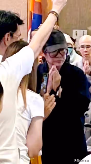 61歲李連杰現身新加坡法會,面相怪異臉色發黑,多年修行未有正果