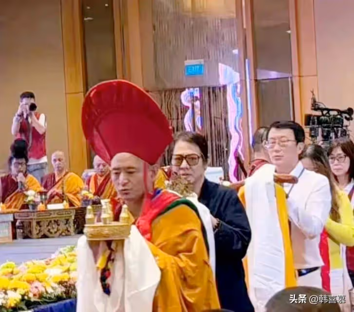 61歲李連杰現身新加坡法會,面相怪異臉色發黑,多年修行未有正果