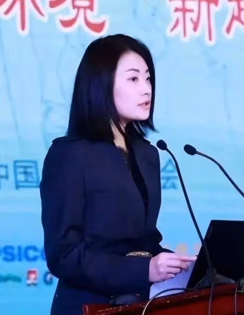 宗馥莉在美國被偶遇:帶著母親和小女孩去餐廳吃飯,女孩身份成謎