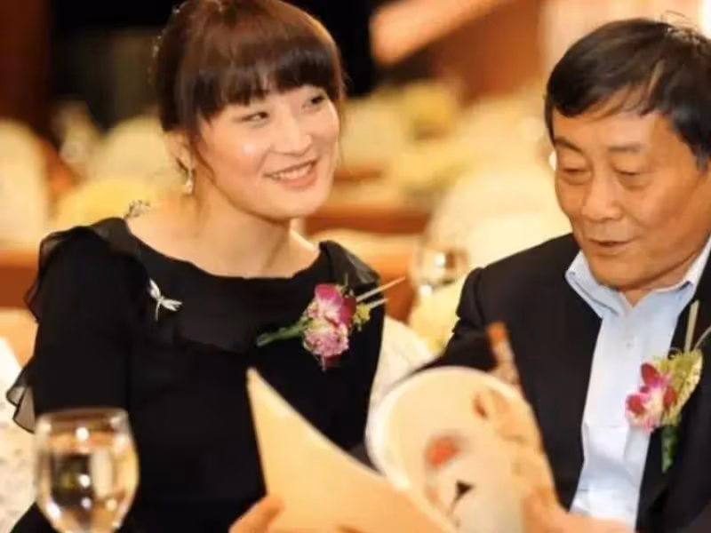 宗馥莉在美國被偶遇:帶著母親和小女孩去餐廳吃飯,女孩身份成謎