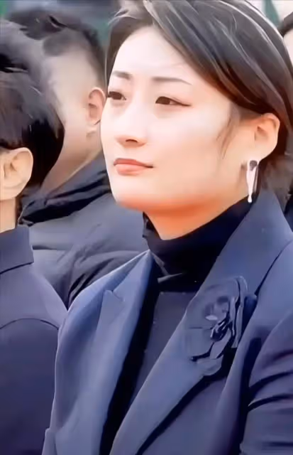 宗馥莉在美國被偶遇:帶著母親和小女孩去餐廳吃飯,女孩身份成謎