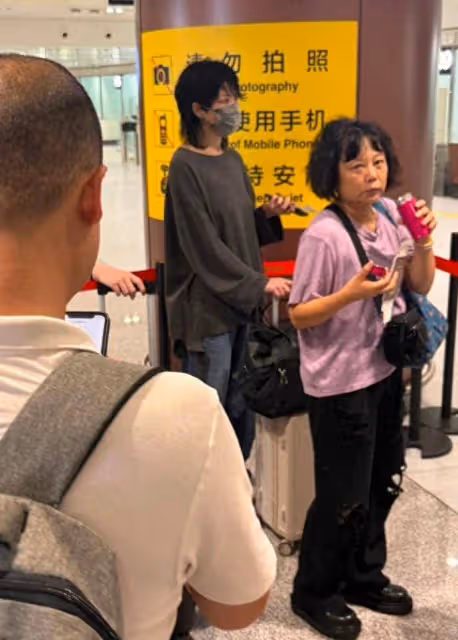 王菲現身機場,送女兒李嫣上大學,李嫣穿黑色弔帶身材碾壓媽媽