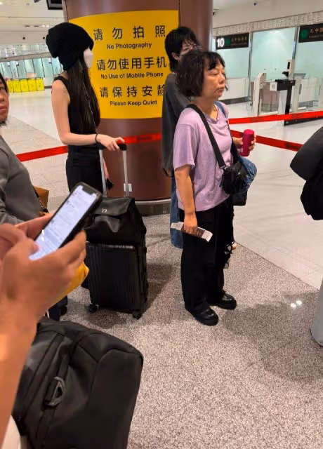 王菲現身機場,送女兒李嫣上大學,李嫣穿黑色弔帶身材碾壓媽媽