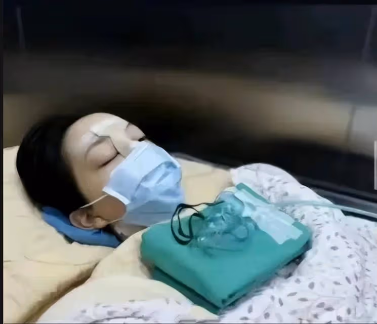 王菲現身機場,送女兒李嫣上大學,李嫣穿黑色弔帶身材碾壓媽媽