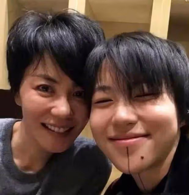 王菲現身機場,送女兒李嫣上大學,李嫣穿黑色弔帶身材碾壓媽媽