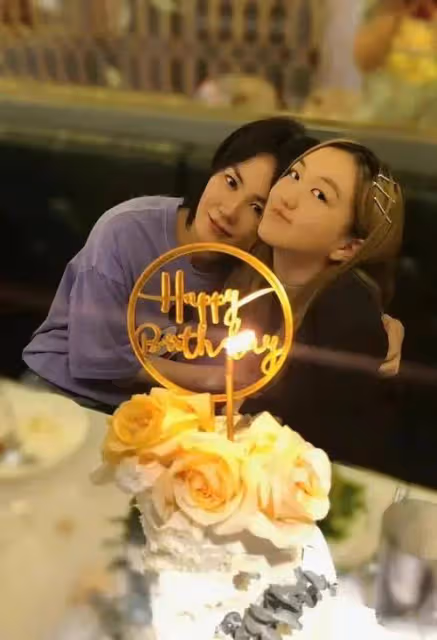 王菲現身機場,送女兒李嫣上大學,李嫣穿黑色弔帶身材碾壓媽媽