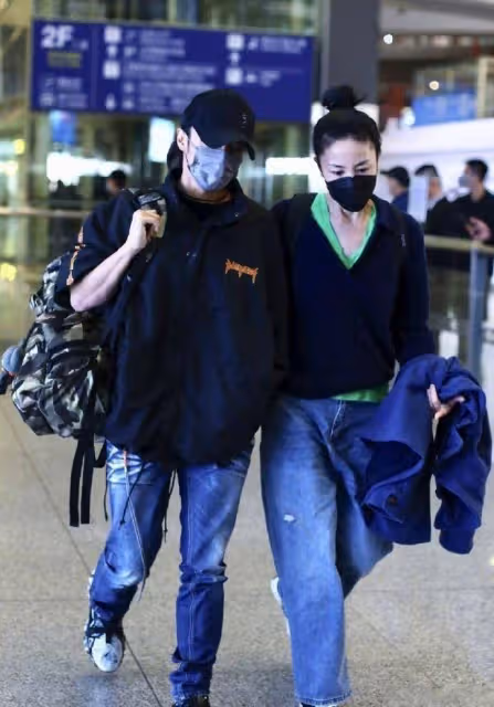 王菲現身機場,送女兒李嫣上大學,李嫣穿黑色弔帶身材碾壓媽媽