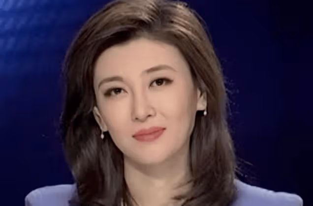 她被譽「央視最美主持人」,低調嫁大學老師,45歲愛情事業雙豐收