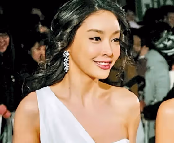 她是娛樂圈「最美渣女」,一年合作30位男導演,47歲無戲可拍