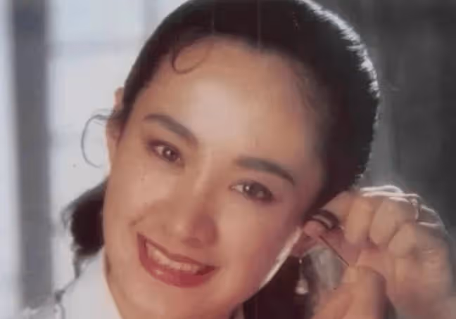 她被大導演捧紅,戲裡戲外都嫁給他,退圈多年56歲依舊美麗動人