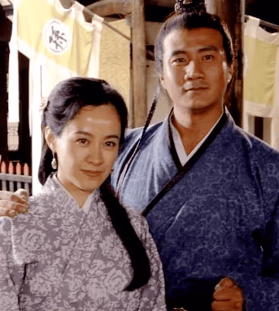 她被大導演捧紅,戲裡戲外都嫁給他,退圈多年56歲依舊美麗動人