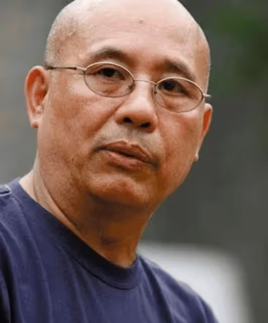 她被大導演捧紅,戲裡戲外都嫁給他,退圈多年56歲依舊美麗動人