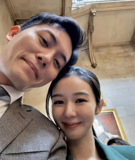 恭喜!TVB知名港姐冠軍中秋穿寬鬆衣服遮孕肚,疑似與新婚老公造人成功