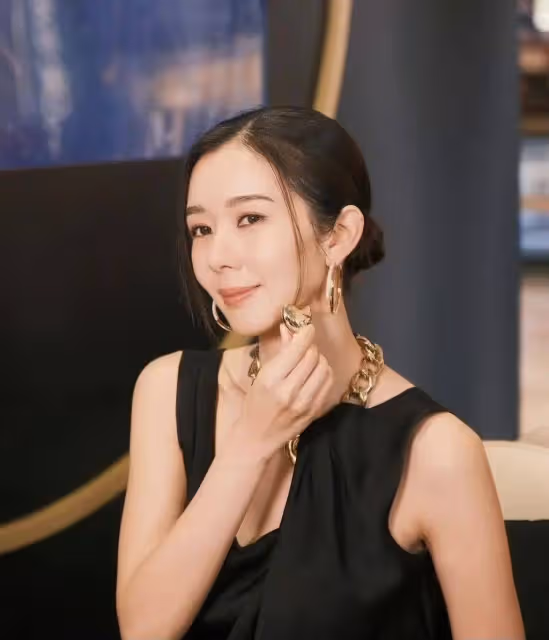 恭喜！TVB知名港姐冠軍中秋穿寬鬆衣服遮孕肚，疑似與新婚老公造人成功