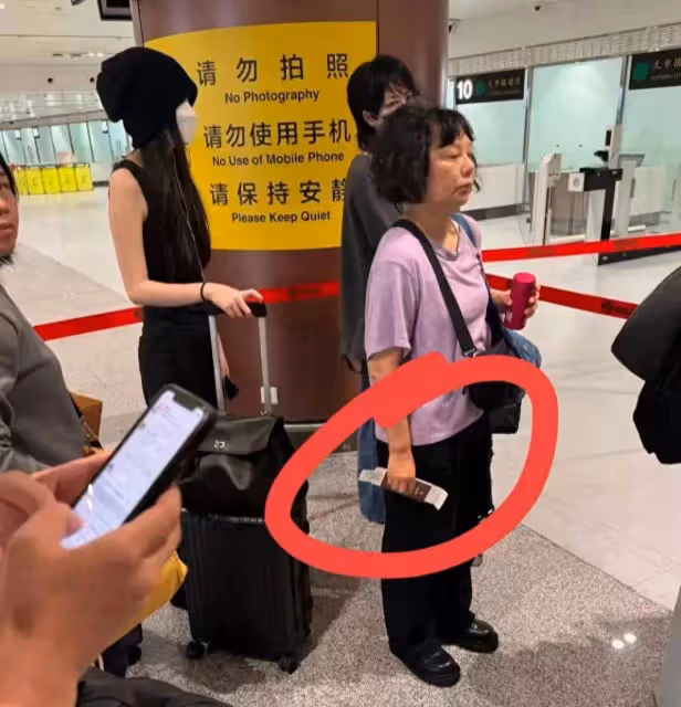 王菲送女兒去英國上學!李嫣又高又瘦氣質超群,疑去UCL大學報道