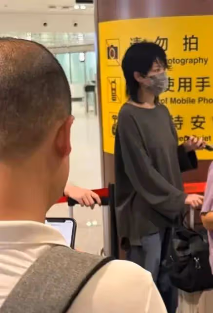 王菲送女兒去英國上學!李嫣又高又瘦氣質超群,疑去UCL大學報道