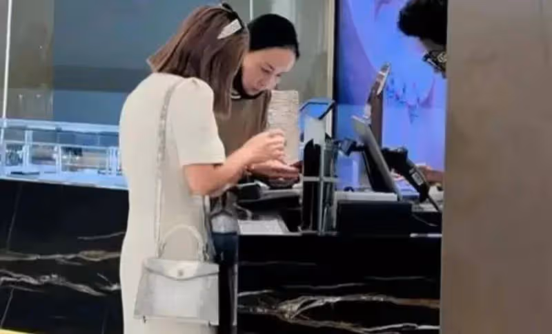 王菲送女兒去英國上學!李嫣又高又瘦氣質超群,疑去UCL大學報道