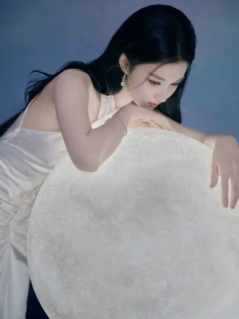 太美了!央視中秋晚會王楚然造型,猶如嫦娥下凡,宋軼跨界做主持