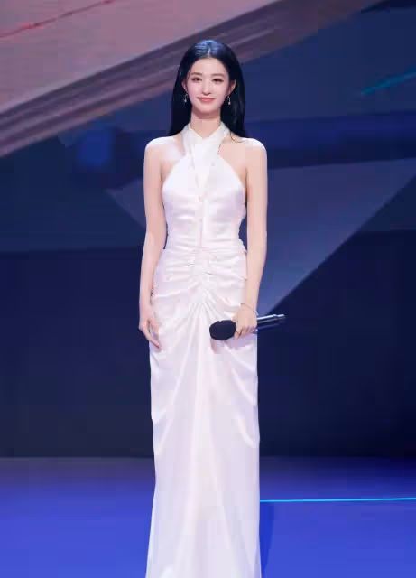 太美了!央視中秋晚會王楚然造型,猶如嫦娥下凡,宋軼跨界做主持