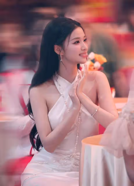 太美了!央視中秋晚會王楚然造型,猶如嫦娥下凡,宋軼跨界做主持