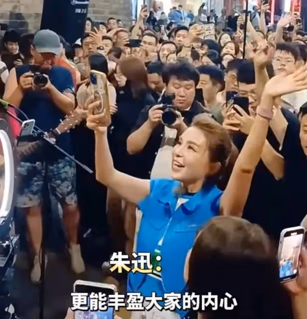 朱迅現身西安,沒濾鏡,嘴歪臉斜差點認不出來,穿著倒是很亮眼