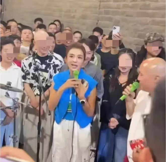 朱迅現身西安,沒濾鏡,嘴歪臉斜差點認不出來,穿著倒是很亮眼