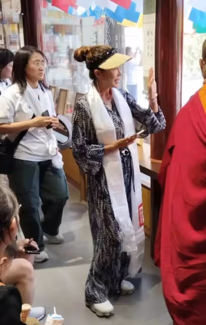 朱迅現身西安,沒濾鏡,嘴歪臉斜差點認不出來,穿著倒是很亮眼