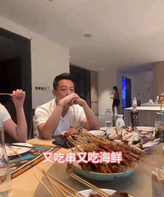 汪小菲和小梅驚現張蘭家吃烤串,小梅開心擼串,小菲眼神耐人尋味