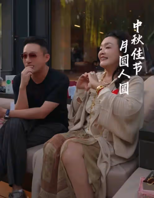汪小菲和小梅驚現張蘭家吃烤串,小梅開心擼串,小菲眼神耐人尋味