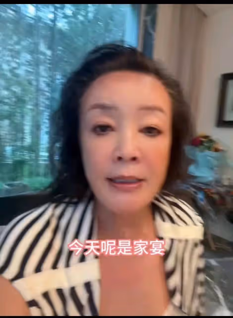 汪小菲和小梅驚現張蘭家吃烤串,小梅開心擼串,小菲眼神耐人尋味