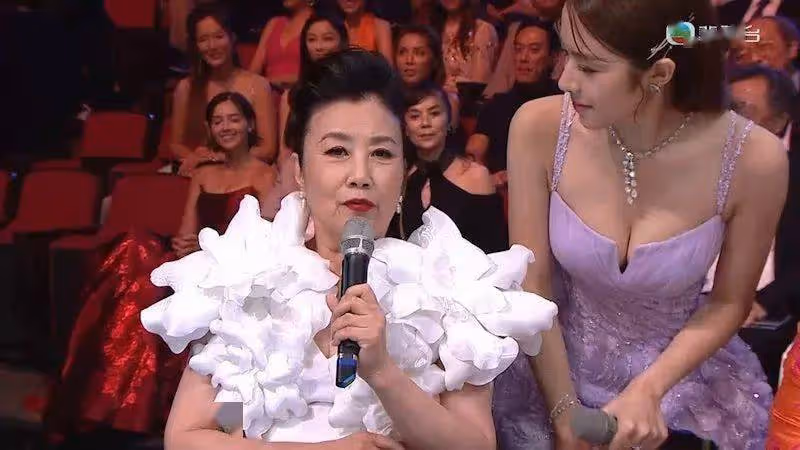 愈大愈靚！22歲港姐小花擔任司儀表現亮眼！卸任自勉︰我值得發光發亮