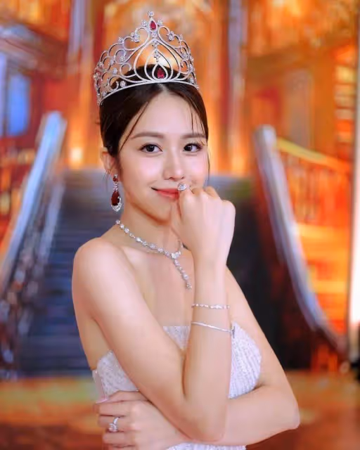 愈大愈靚！22歲港姐小花擔任司儀表現亮眼！卸任自勉︰我值得發光發亮