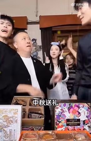 曾志偉被問月餅事件「丟麥速逃」!合體小楊哥出事了…表情引解讀