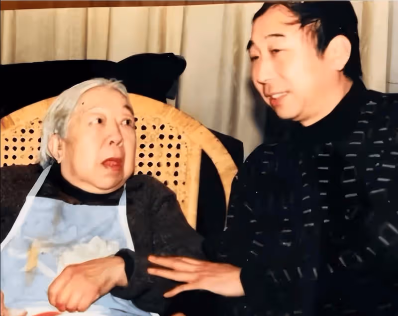 馮鞏中秋節曬全家福!回天津坐一等座惹爭議,透露93歲母親已去世