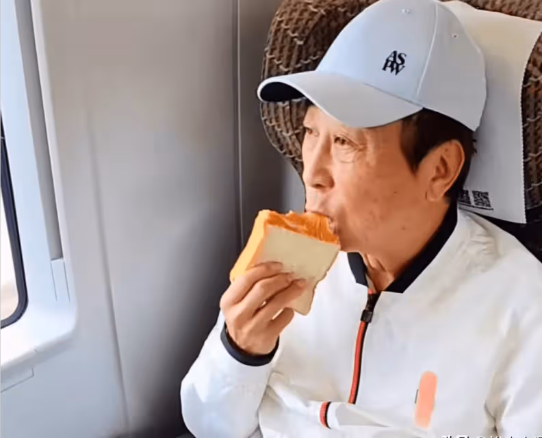 馮鞏中秋節曬全家福!回天津坐一等座惹爭議,透露93歲母親已去世