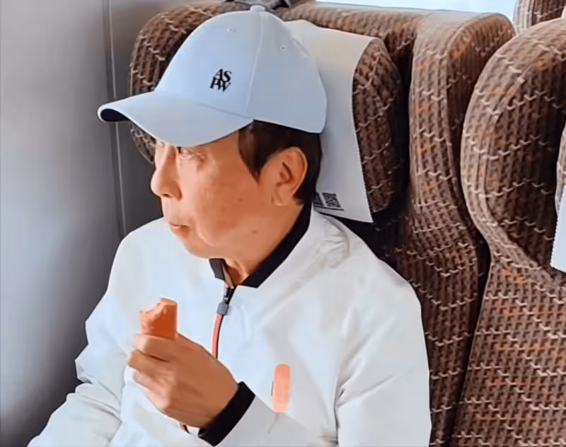 馮鞏中秋節曬全家福!回天津坐一等座惹爭議,透露93歲母親已去世