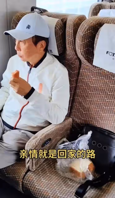 馮鞏中秋節曬全家福!回天津坐一等座惹爭議,透露93歲母親已去世
