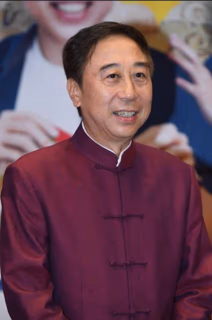 馮鞏中秋節曬全家福!回天津坐一等座惹爭議,透露93歲母親已去世