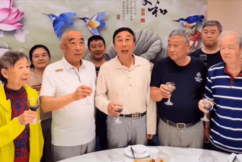 馮鞏中秋節曬全家福!回天津坐一等座惹爭議,透露93歲母親已去世