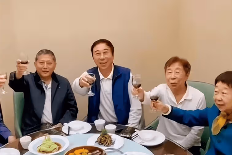 馮鞏中秋節曬全家福!回天津坐一等座惹爭議,透露93歲母親已去世
