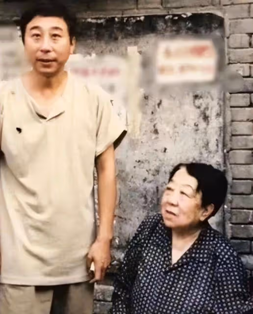 馮鞏中秋節曬全家福!回天津坐一等座惹爭議,透露93歲母親已去世