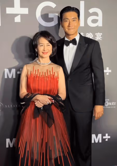 何超盈與何超瓊同框，全程彎腰不敢站直，上排牙還少一顆