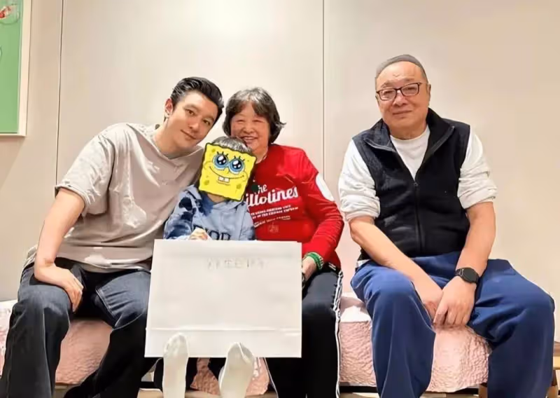 黃曉明曬中秋家宴,小海綿與爺爺奶奶舉杯慶祝,祖孫三代幸福爆棚