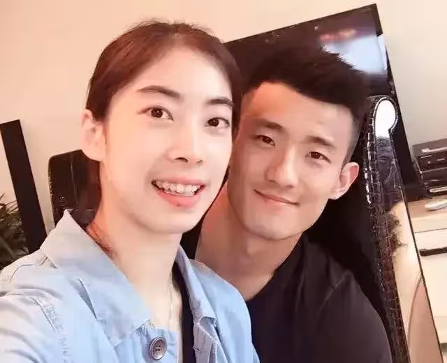 劉雨辰和父母去黃雅瓊老家過中秋，拜訪岳父岳母，兩家人團團圓圓