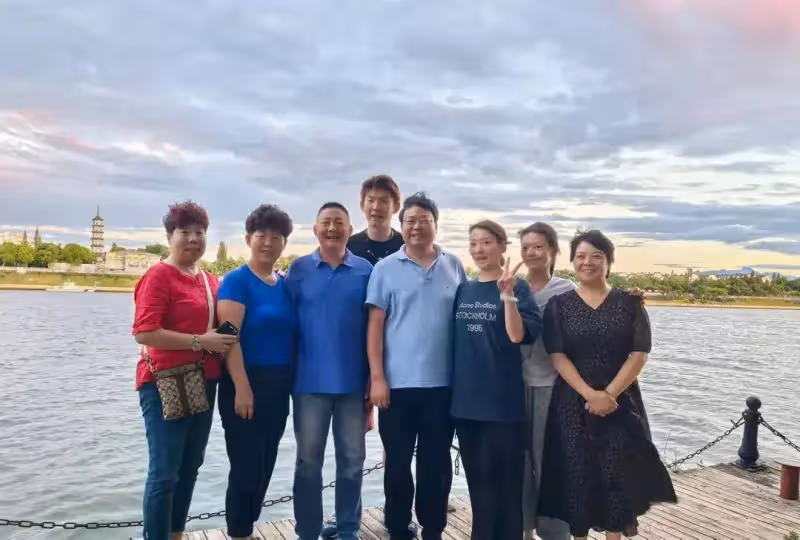 劉雨辰和父母去黃雅瓊老家過中秋，拜訪岳父岳母，兩家人團團圓圓