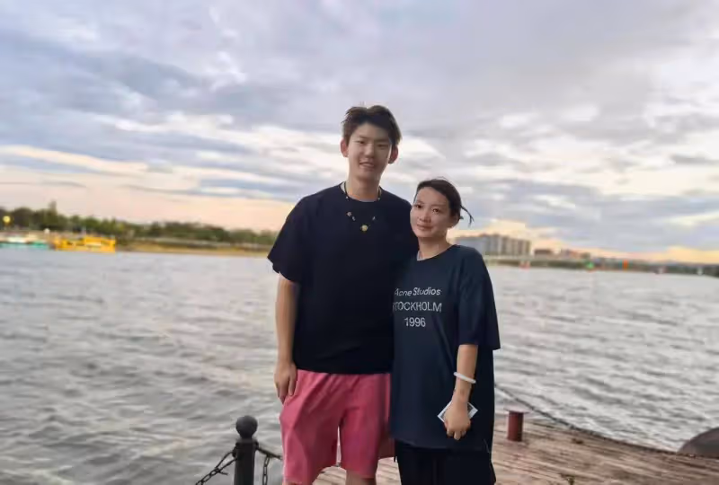 劉雨辰和父母去黃雅瓊老家過中秋，拜訪岳父岳母，兩家人團團圓圓