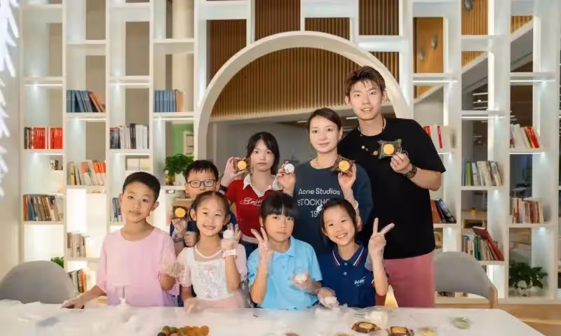 劉雨辰和父母去黃雅瓊老家過中秋,拜訪岳父岳母,兩家人團團圓圓