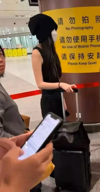 王菲機場送小女兒上學,18歲李嫣亭亭玉立,身材修長,像極了王菲