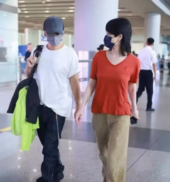 王菲機場送小女兒上學,18歲李嫣亭亭玉立,身材修長,像極了王菲